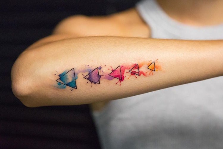 le tatouage tendance à l 'aquarelle - 5 triangles sur l'avant-bras