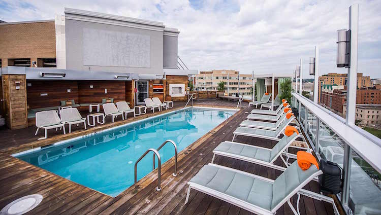 le toit terrasse en bois avec piscine de Kimpton Donovan Hotel à Washington