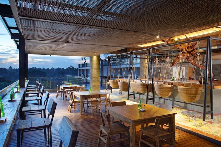 le toit terrasse moderne et cosy de Naga Rooftop & Bar à Bali en Indonésie