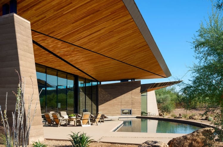 maison sous-face toiture bois et espaces ouverts avec piscine