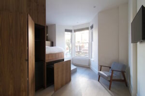meuble sur mesure placard portes pliantes et table extensible