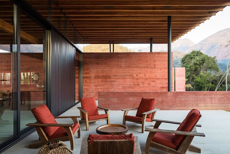 murs en béton coloré rouge et meubles en bois massif assortis