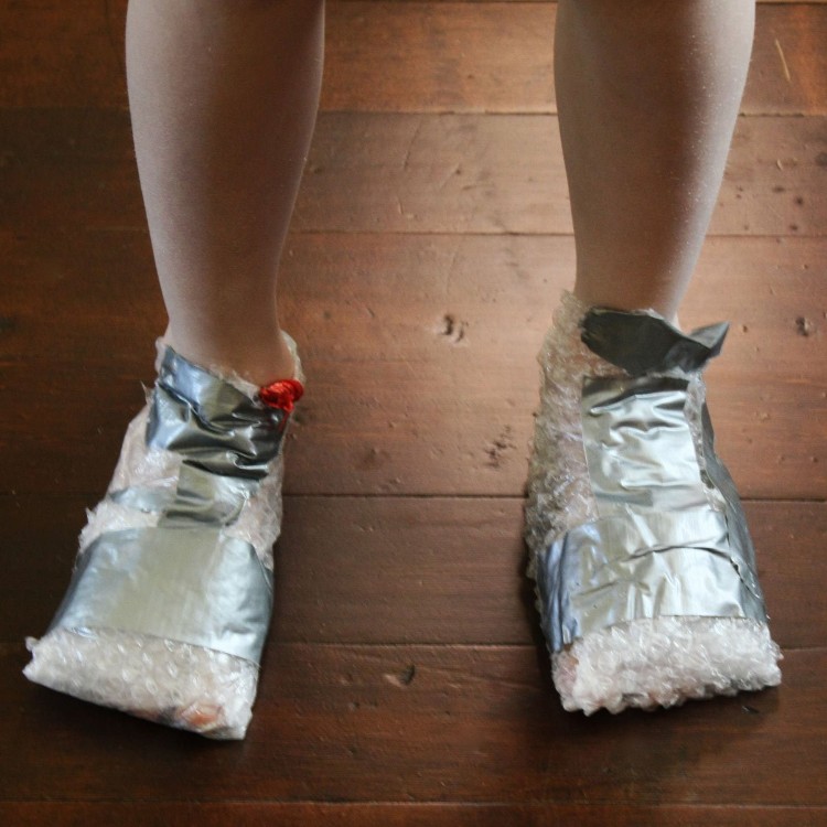 papier à bulles chaussures en plastique DIY contre douleur pieds
