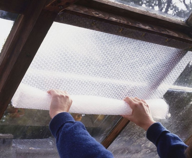 papier à bulles pour isoler fenêtres hiver idée DIY facile