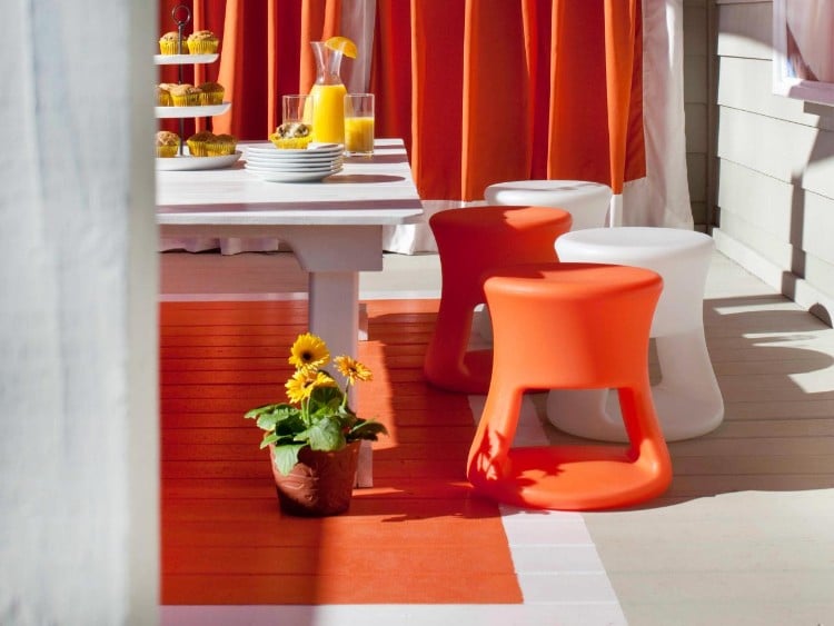 peinture terrasse bois tapis peint orange chaises assorties
