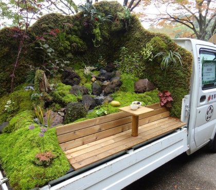 petit jardin japonais arriere camionnette mousse vegetale pierres banquette bois mini table