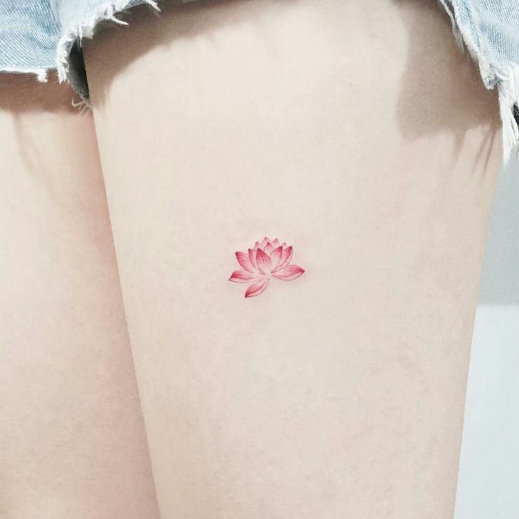 petit tatouage discret fleur lotus cuisse