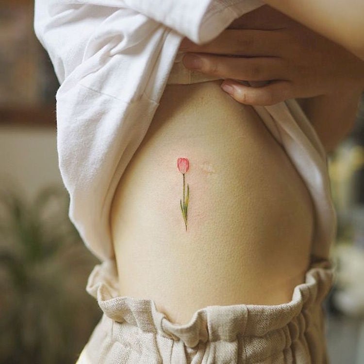 petit tatouage tulipe hanche