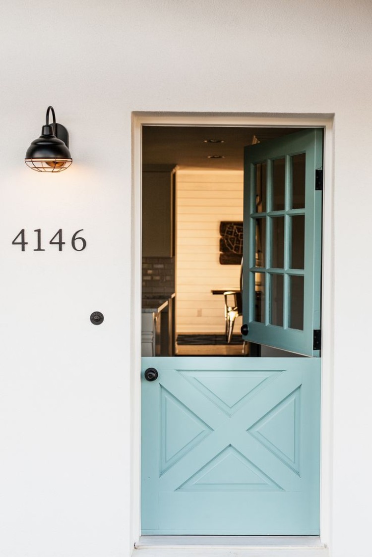 porte deux vantaux horizontaux entrée peinte bleu clair contrastant façade bois maison