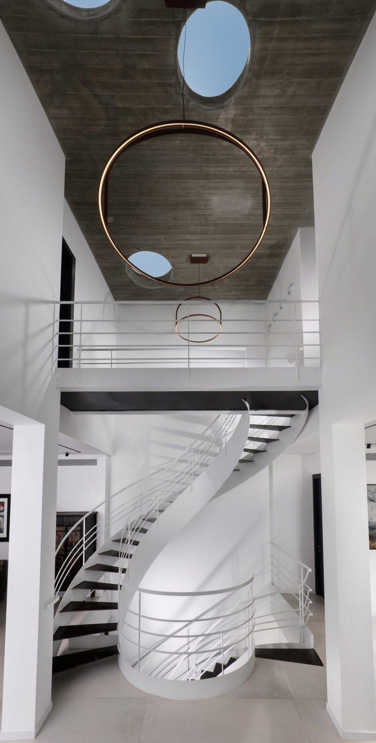 puits de lumiere plafond beton brut suspension cercle effet rouille escalier colimacon