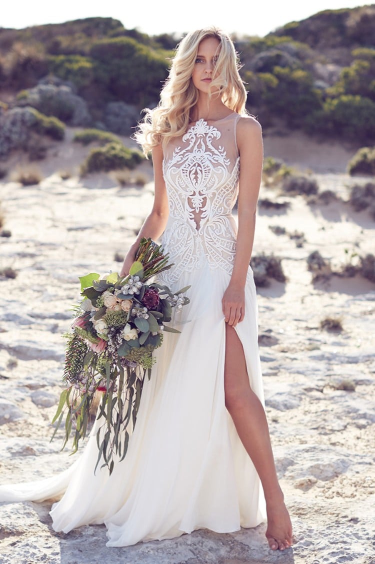 robe de mariée plage très chic bouquet tendance