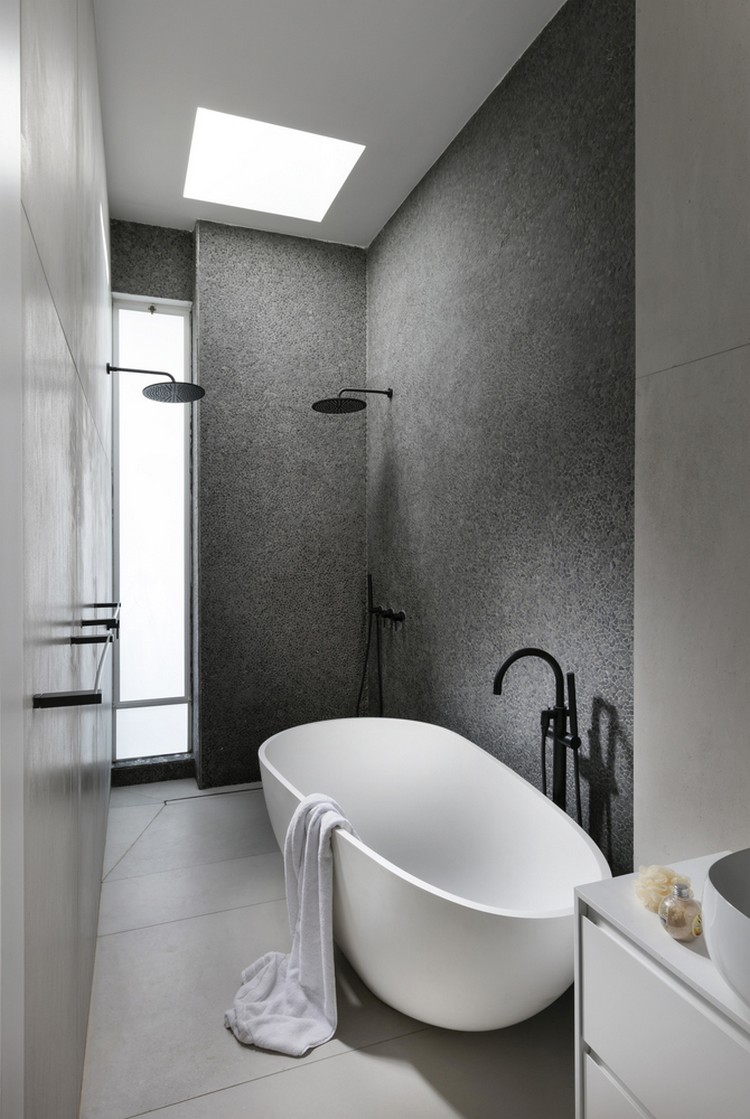 salle de bain mosaique grise baignoire ilot blanche
