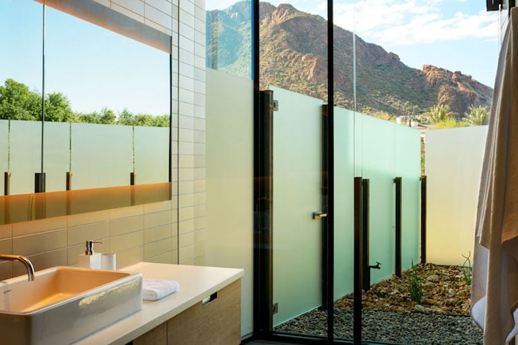 salle de bains ouverte sur la cour avec vue sur les montagnes