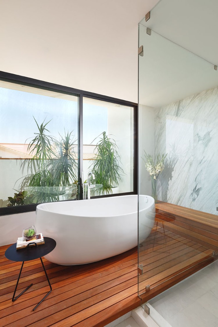 salle d'eau moderne bois baignoire autonome