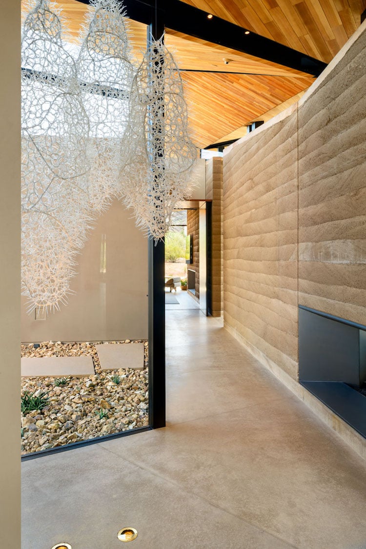 sous-face toiture bois caramel murs en pisé Kendle Design Collaborative