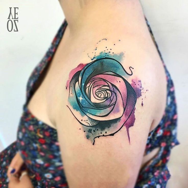 tatouage aquarelle rose epaule femme