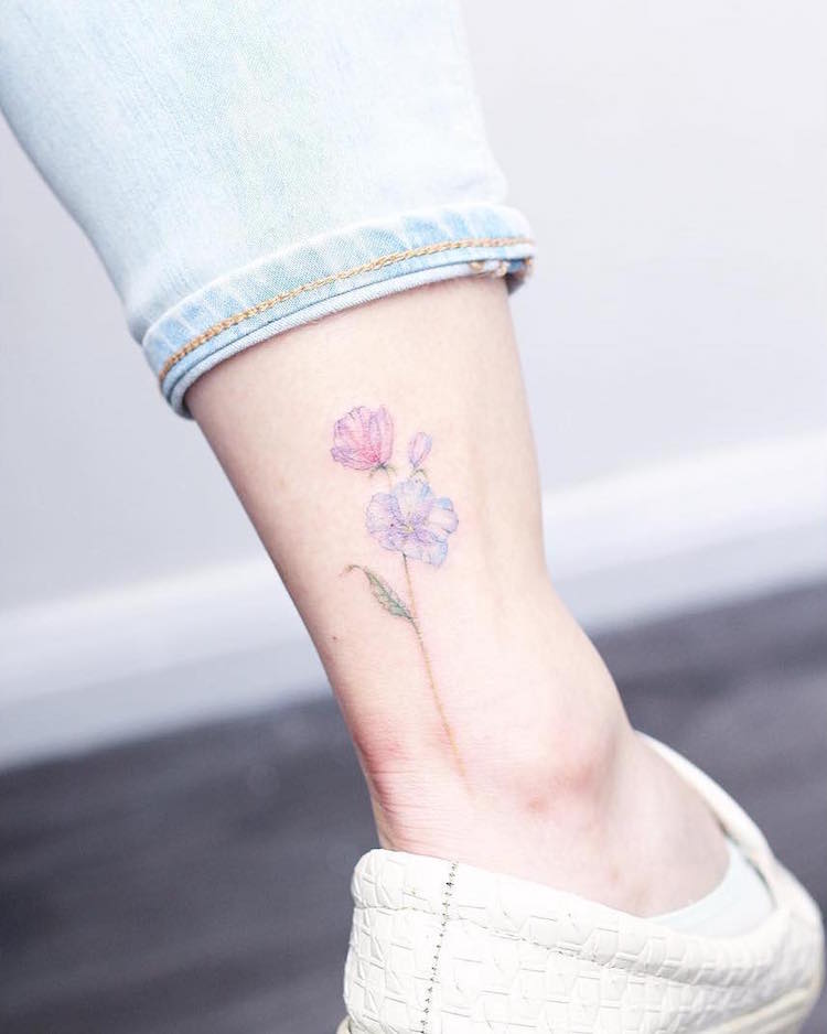 tatouage cheville fleurs pastel