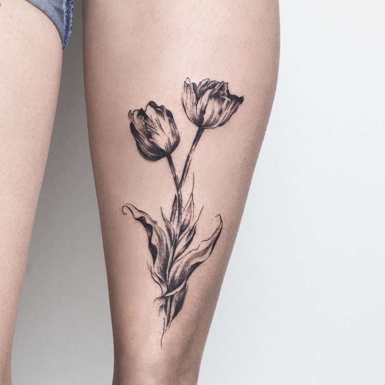 tatouage cuisse tulipes noires
