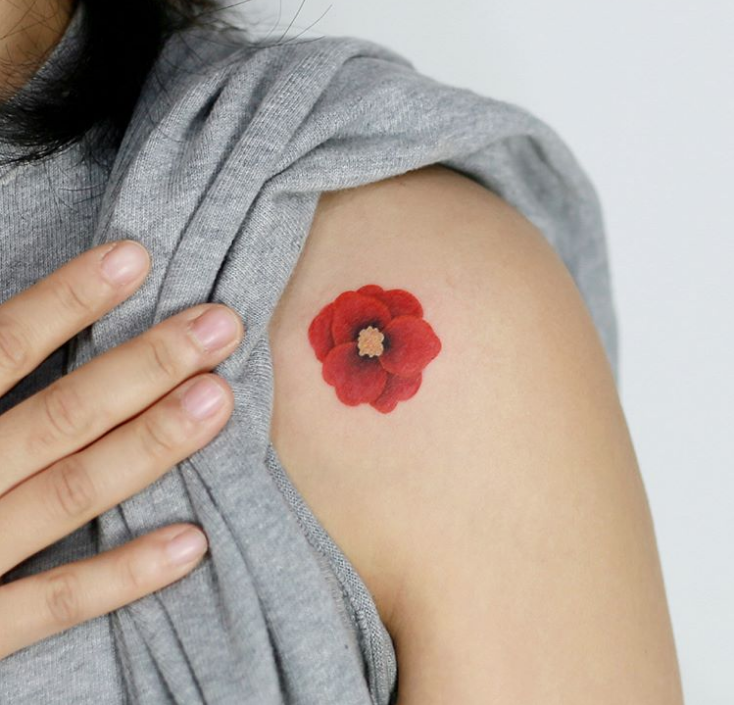 tatouage discret femme fleur rouge epaule