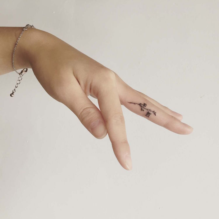 tatouage discret fleur doigt