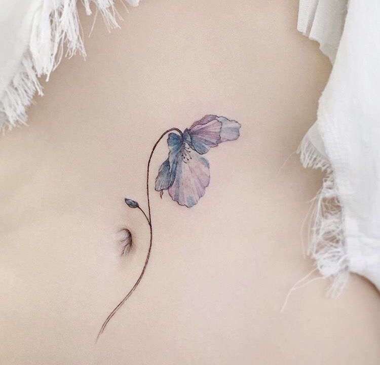 tatouage discret fleur iris ventre femme