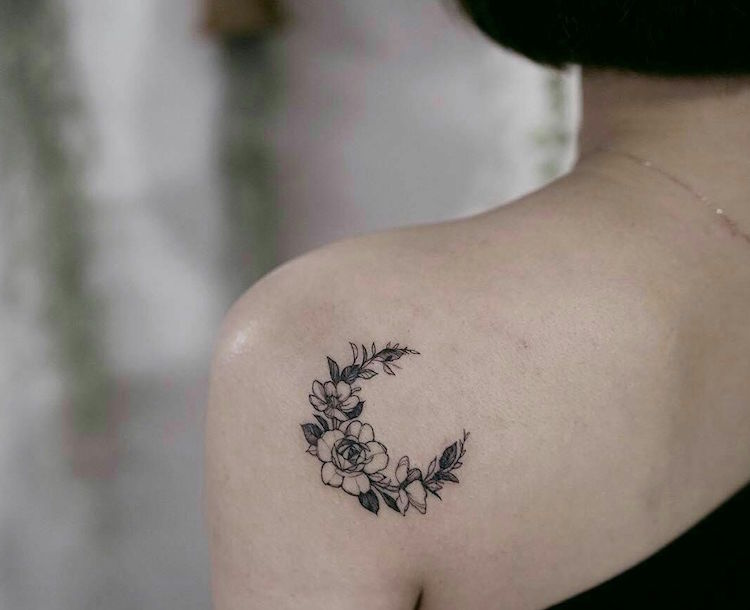 tatouage epaule roses demi lune