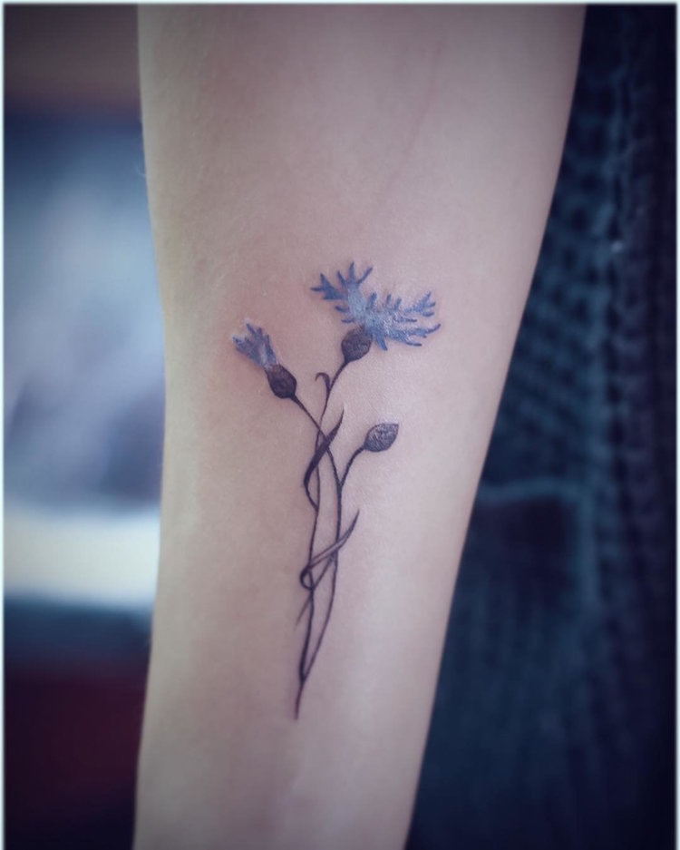 tatouage fleur bleuet bras