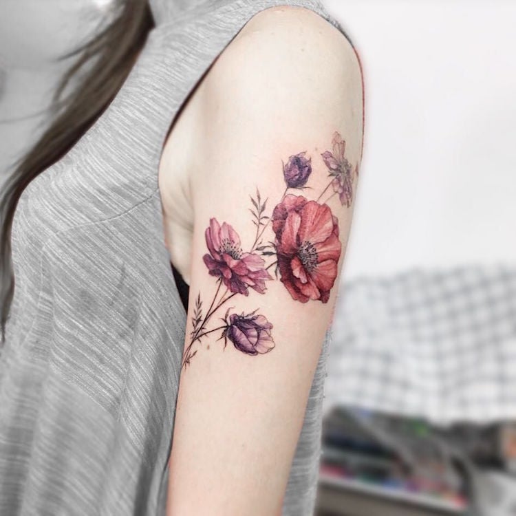 tatouage fleur bras femme roses rouges