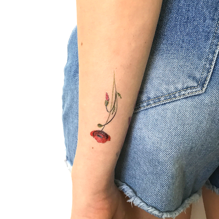 tatouage fleur coquelicot discret poignet