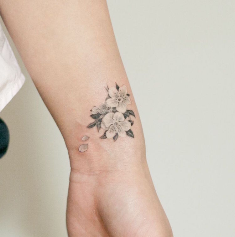 tatouage fleur de cerisier blanche poignet
