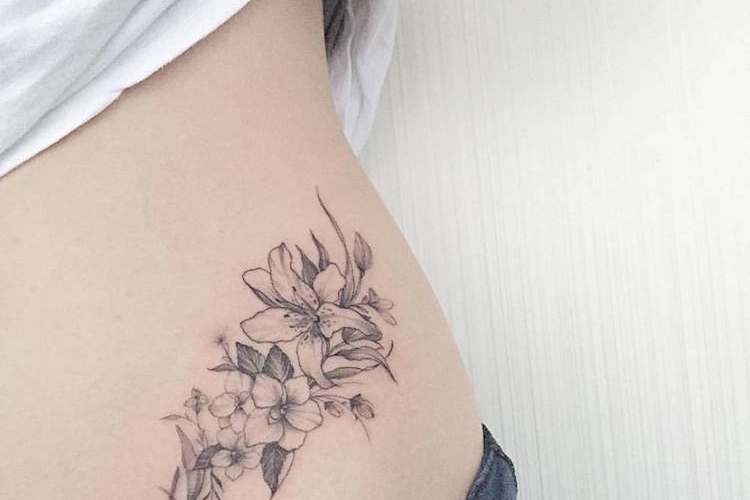 On craque pour le tatouage fleur et son infinité de déclinaisons