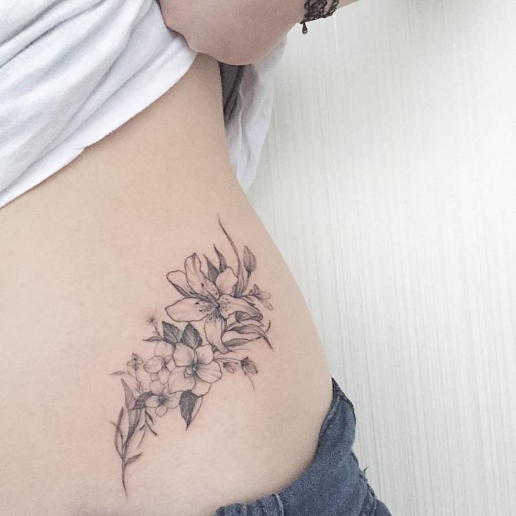 tatouage fleur de lys hanche