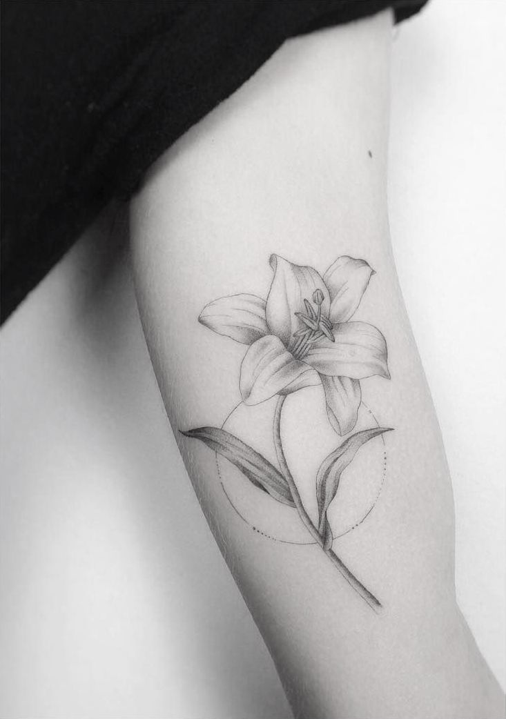 tatouage fleur de lys noir blanc cercle