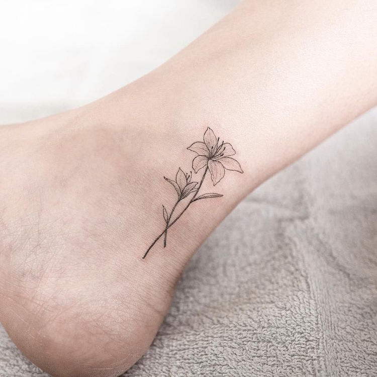 tatouage fleur de lys tatouage discret cheville