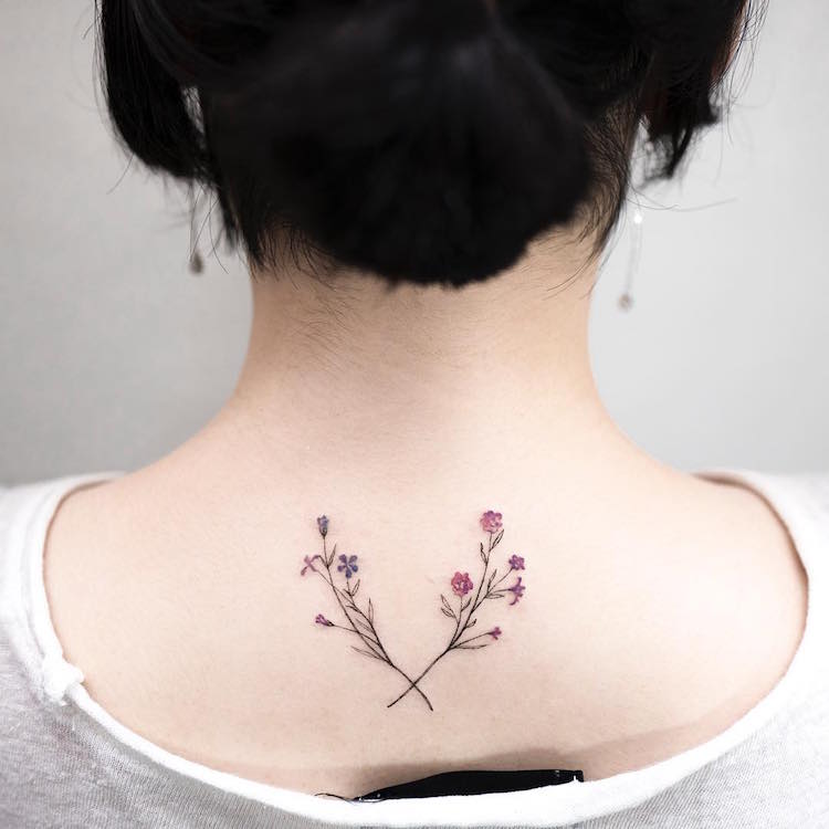 tatouage fleur delicat dos