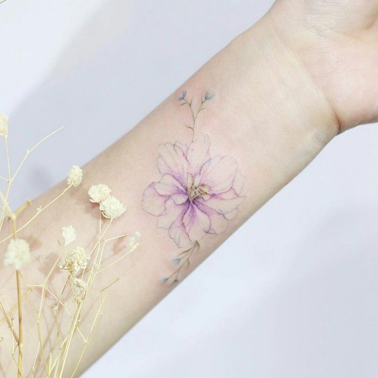tatouage fleur delicate poignet