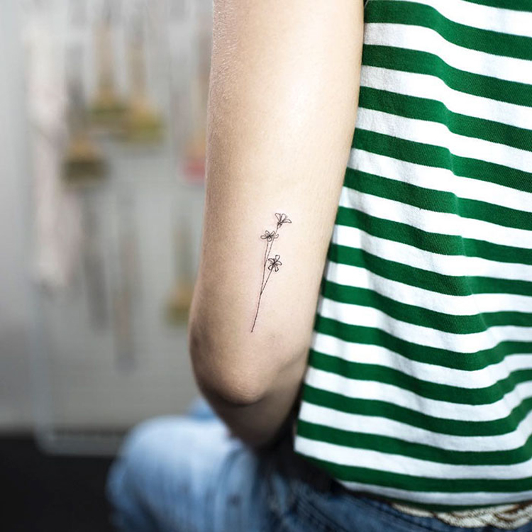 tatouage fleur discret bras femme