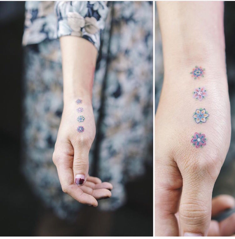 tatouage fleur discret main femme