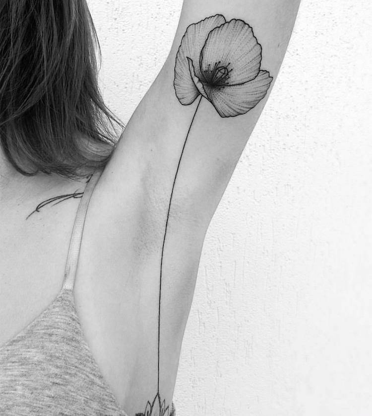 tatouage fleur femme coquelicot aisselle