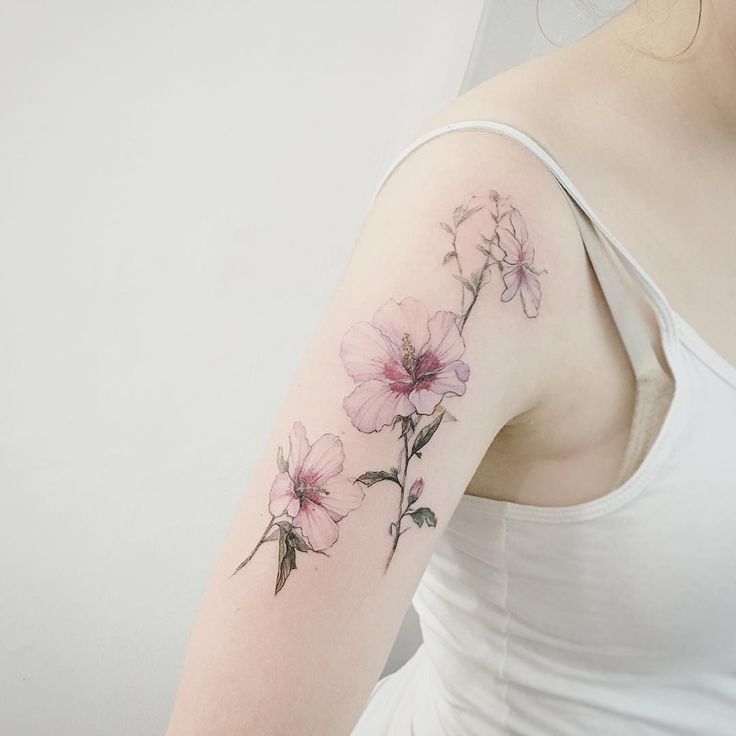tatouage fleur hibiscus bras