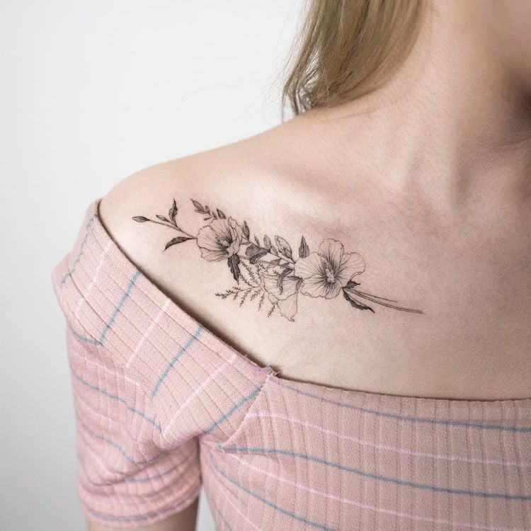 tatouage fleur hibiscus delicat clavicule