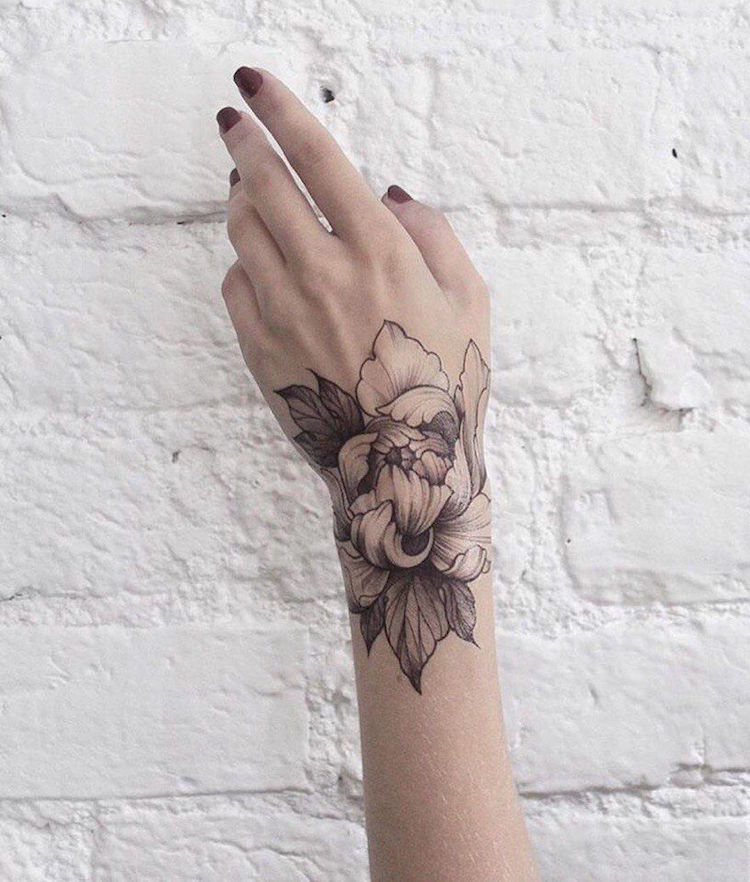 tatouage fleur hibiscus noir blanc poignet