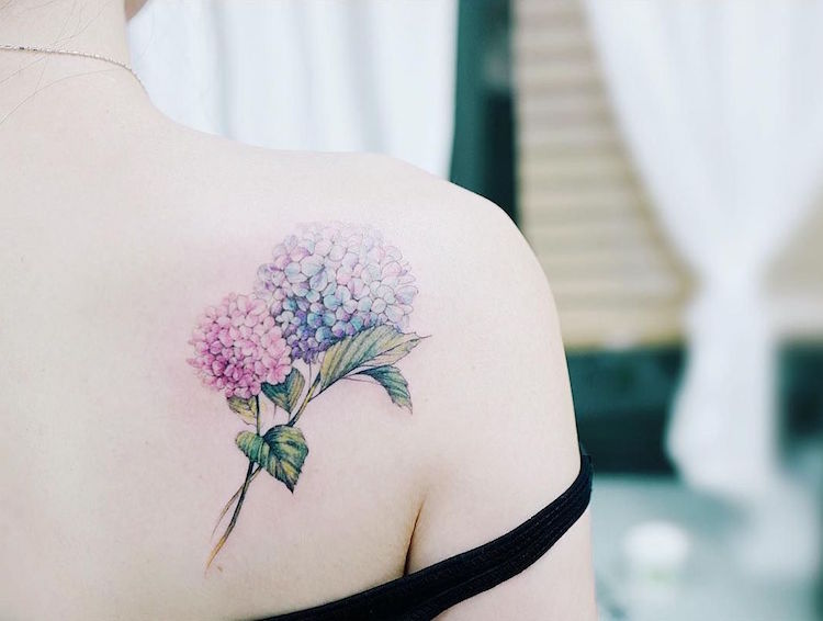 tatouage fleur hortensia couleurs pastel omoplate