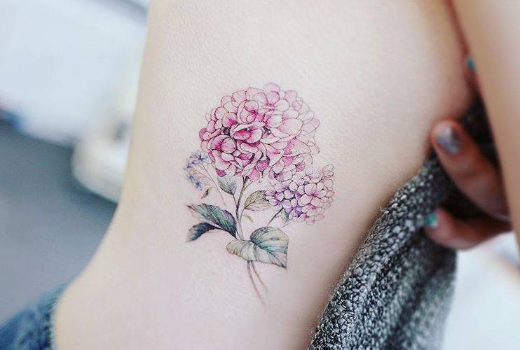 On craque pour le tatouage fleur et son infinité de déclinaisons