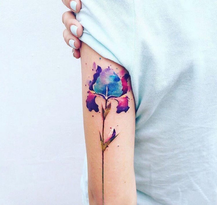 tatouage fleur iris aquarelle bras femme