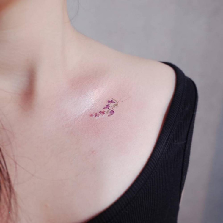 tatouage fleur lavande clavicule idee tatouage discret