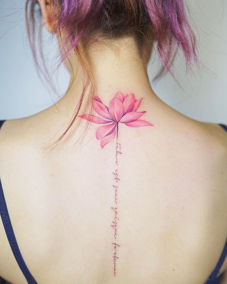 tatouage fleur lotus rose calligraphie dos
