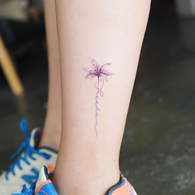 tatouage fleur lys dedicace cheville technique aquarelle