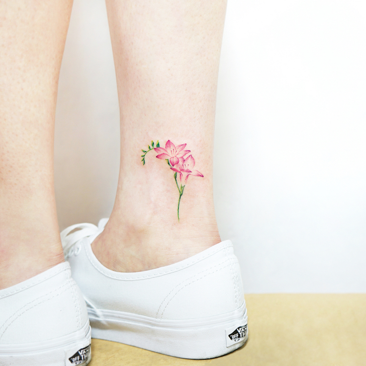 tatouage fleur lys rose cheville tatouage discret