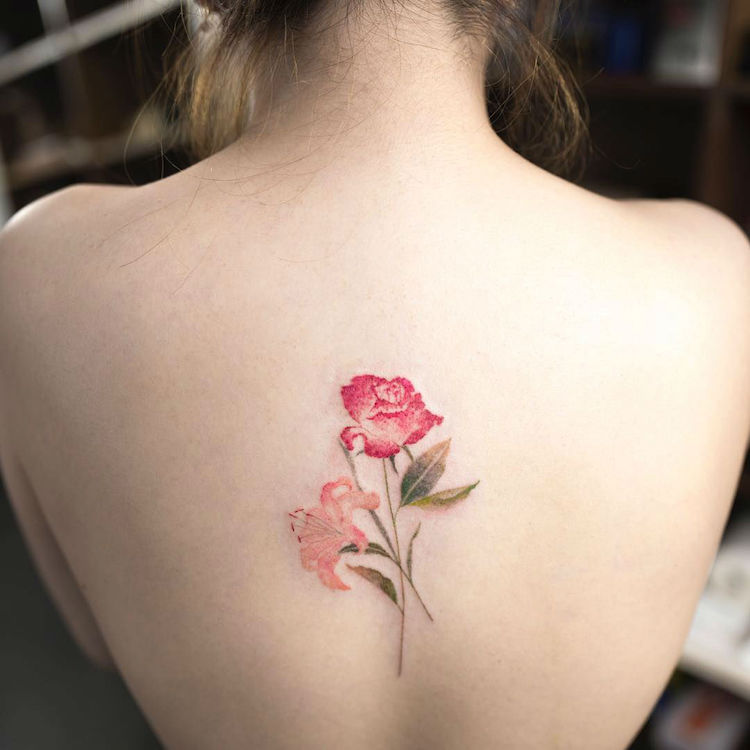 tatouage fleur lys rose dos